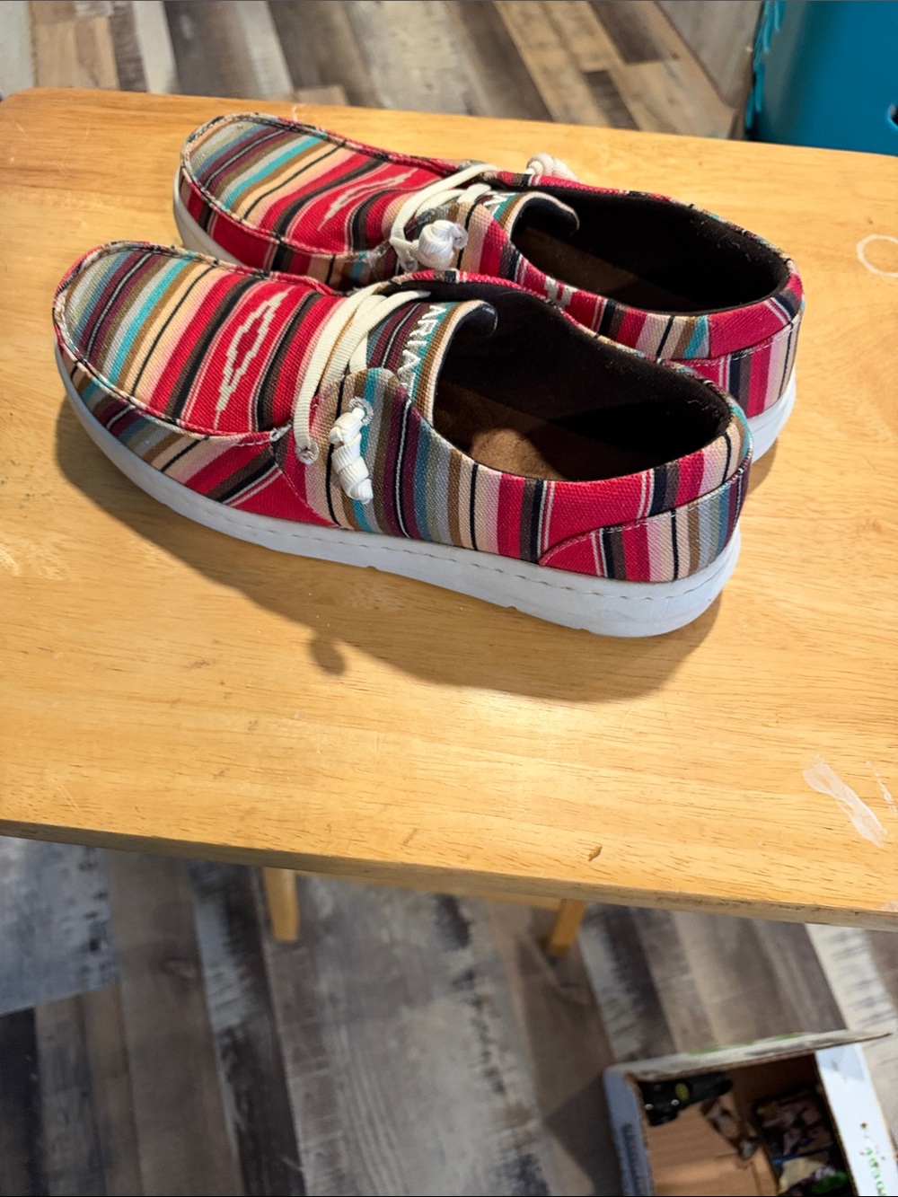 Ariat women’s Pastel Serape print lace-up Hilo size 8.5